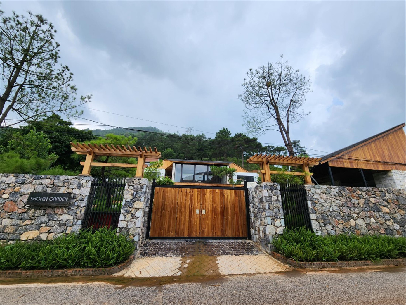 Một homestay xây dựng trái phép ven hồ Đồng Đò, huyện Sóc Sơn sắp bị cưỡng chế trong tháng 9/2023.