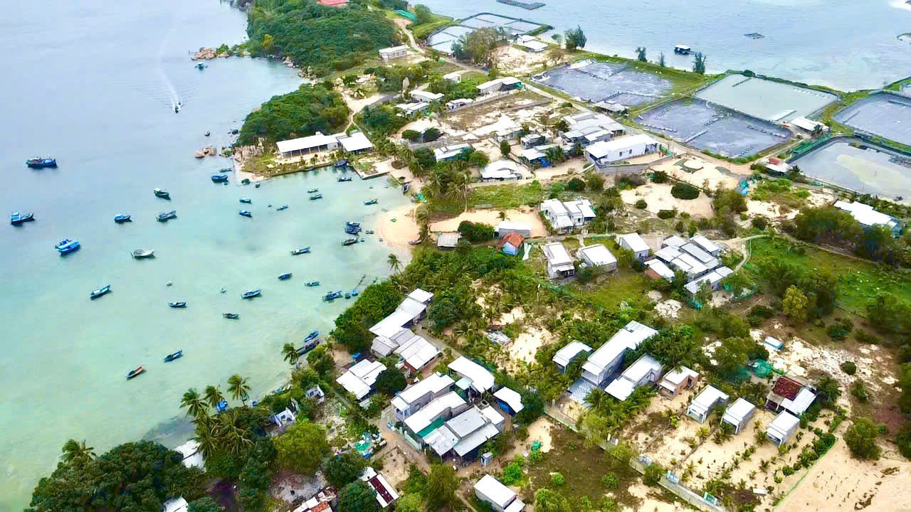 Xóm Sơn Đừng nằm dưới vùng cát thấp. Các ngôi nhà trong xóm đều hướng mặt ra biển. Xóm Sơn Đừng nằm dưới vùng cát thấp. Các ngôi nhà trong xóm đều hướng mặt ra biển.