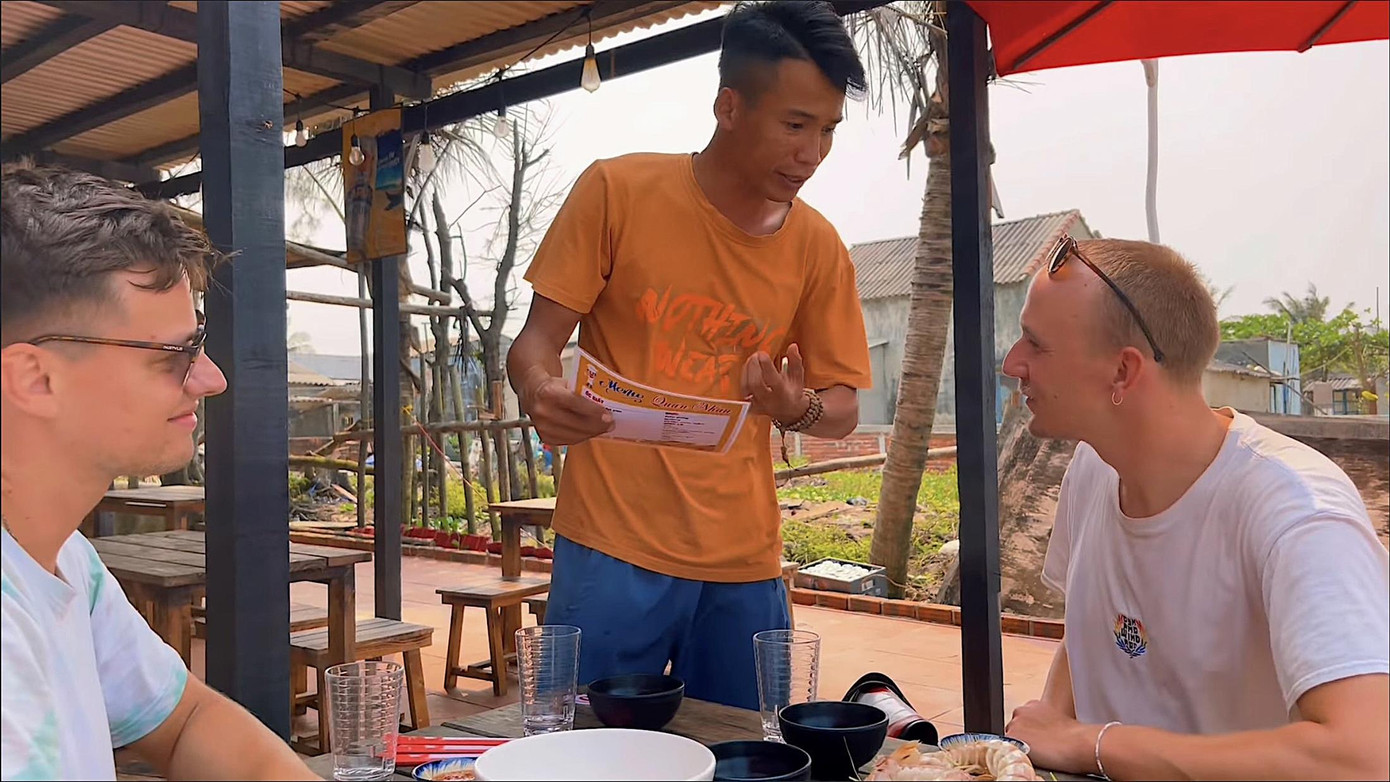 Trò chuyện cùng các vị khách đến với Tam Tiến Travel Trò chuyện cùng các vị khách đến với Tam Tiến Travel