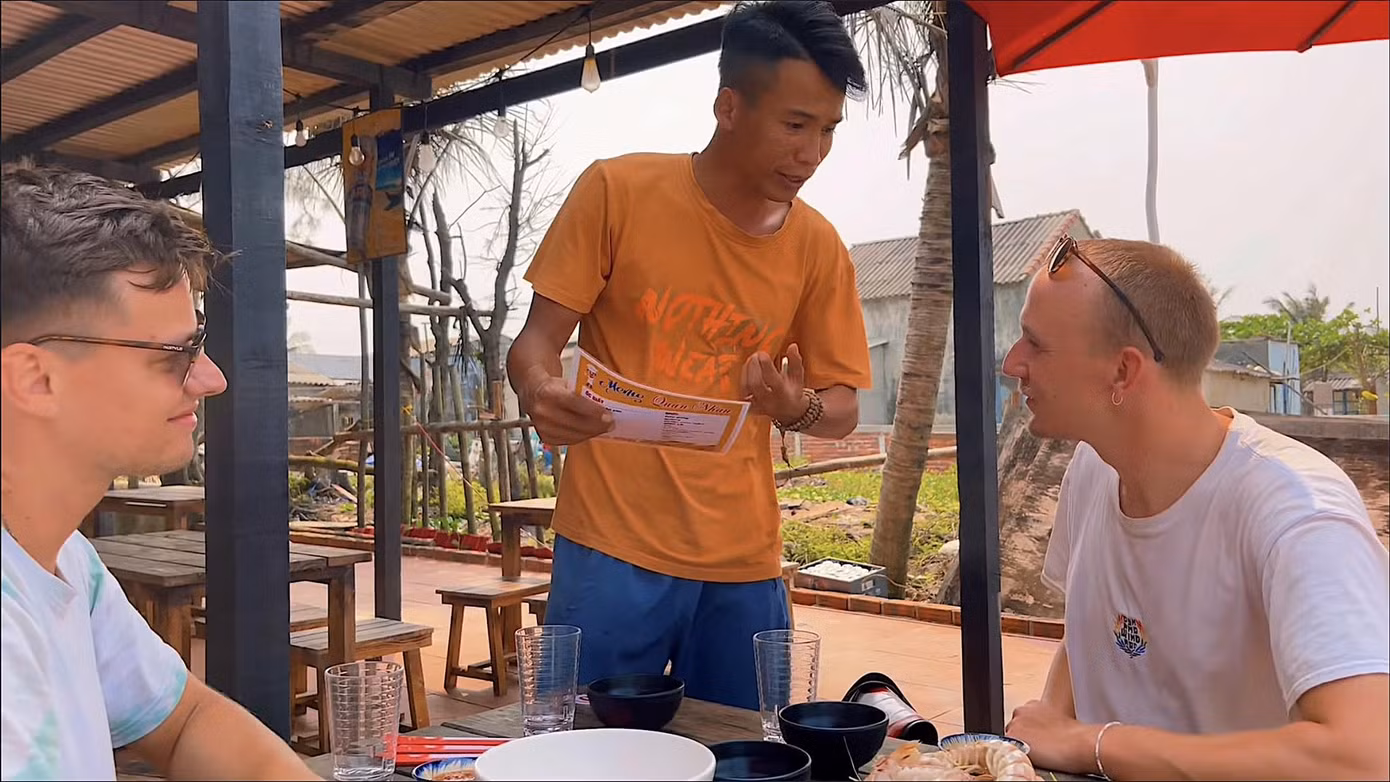 Trò chuyện cùng các vị khách đến với Tam Tiến Travel Trò chuyện cùng các vị khách đến với Tam Tiến Travel