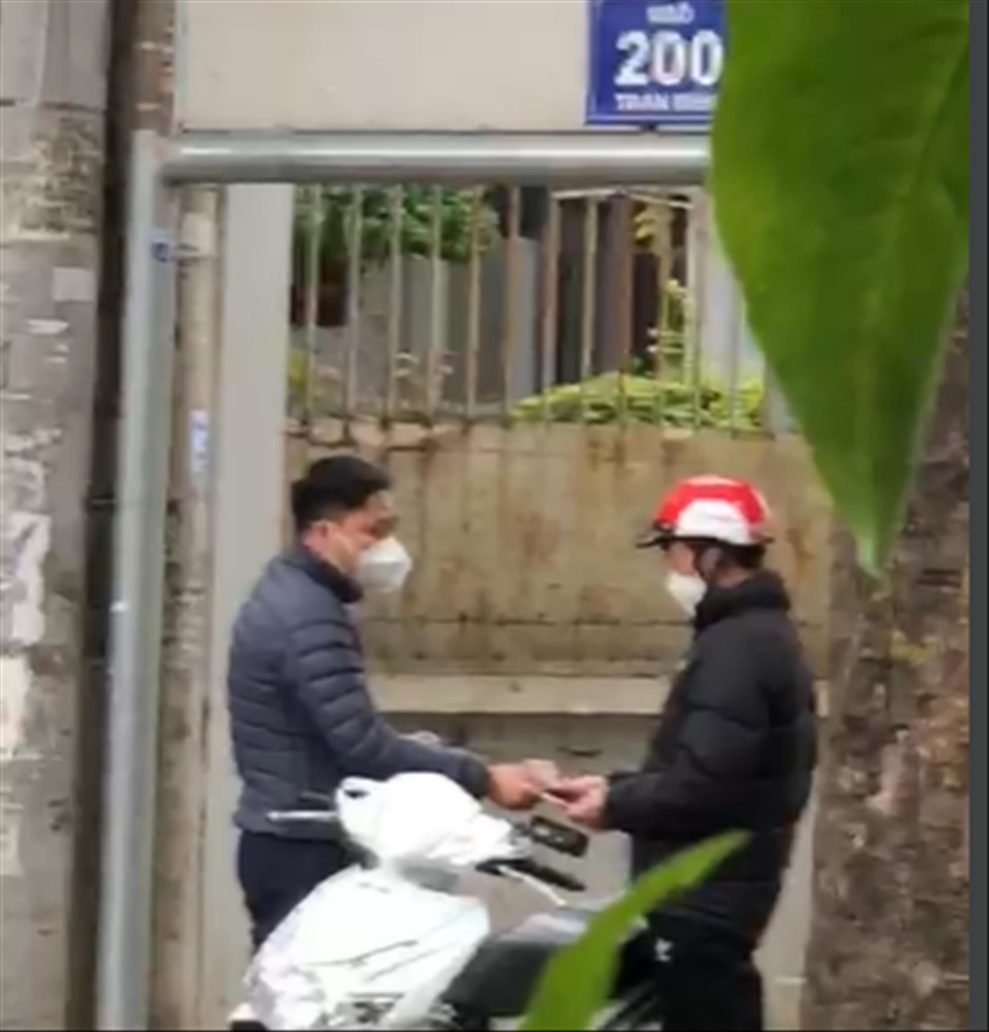 Người xưng là chồng của H.N. giao thuốc điều trị COVID-19 cho phóng viên