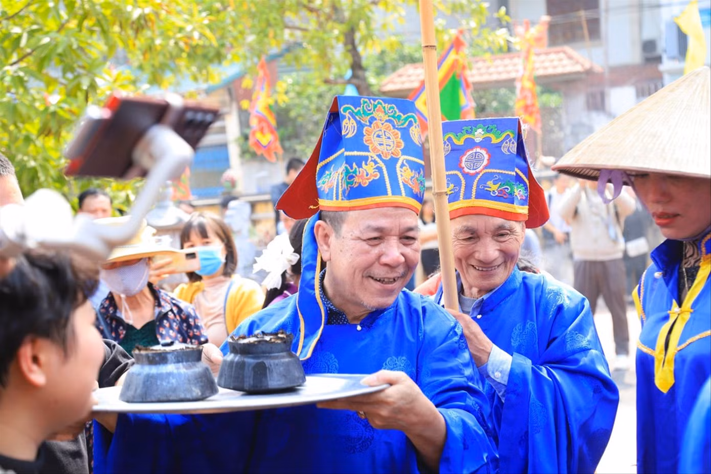 Nét đẹp truyền thống ở hội thi kéo lửa, thổi cơm tại đình làng Thị Cấm (Xuân Phương, Hà Nội) Ảnh: Lâm Thùy Dương