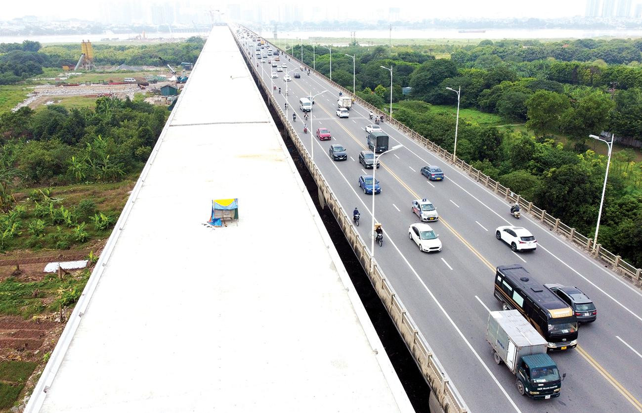 Dự án được khởi công ngày 9/1/2021, sau hơn 1 năm thi công tích cực, cây cầu giai đoạn 2 nằm sát cầu giai đoạn 1 đã dần hiện hình hài. Ban Quản lý dự án Đầu tư xây dựng Công trình giao thông Hà Nội (Ban Giao thông – Chủ đầu tư) cho biết, việc thi công tại dự án đang đáp ứng tiến độ đề ra. Dự kiến đến Quý II/2023 dự án hợp long; thông xe, đưa vào sử dụng Quý III/2023