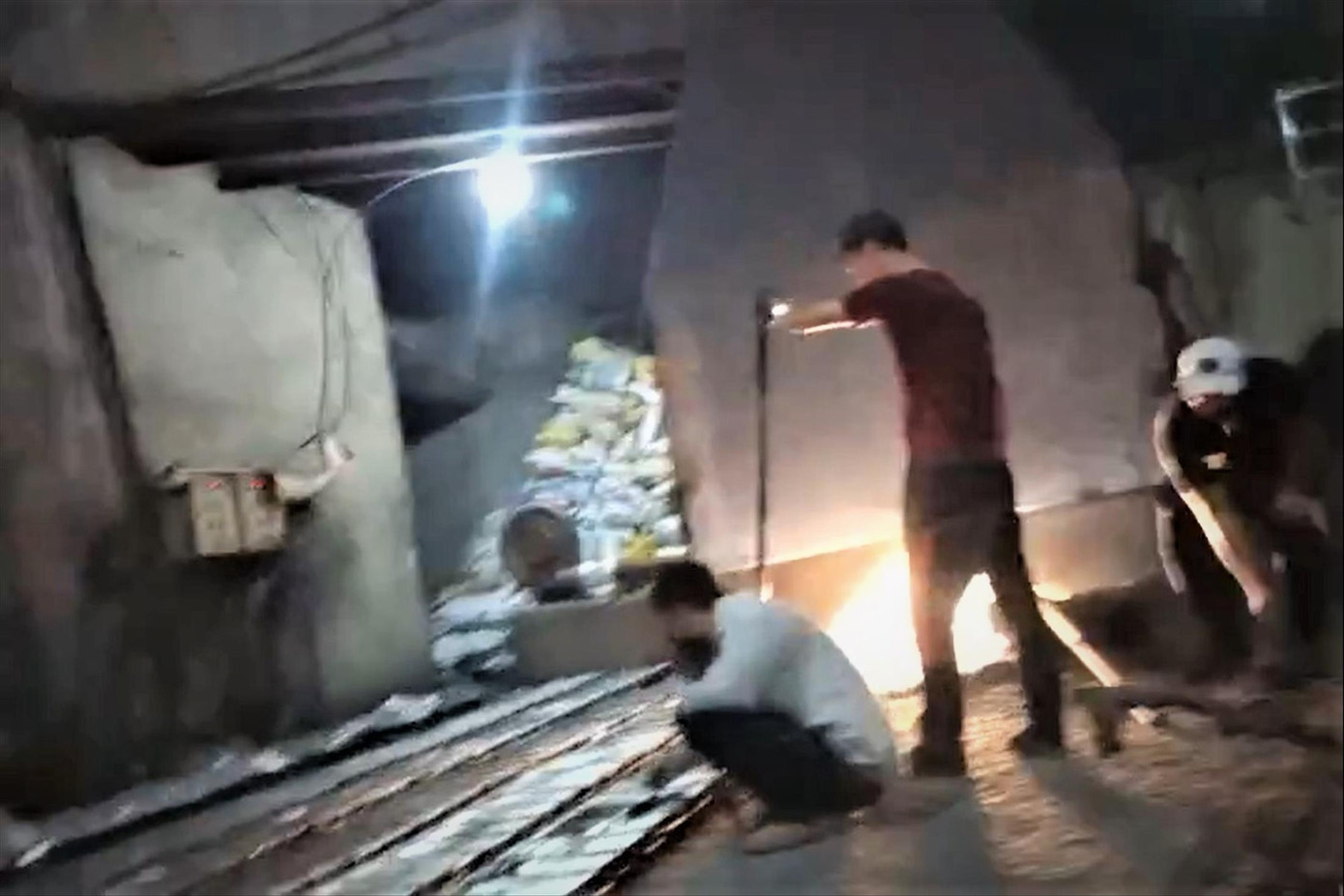 Nhóm công nhân không đồ bảo hộ đang xúc than, đúc khuôn chì trong xưởng tại đường số 15 KCN Lê Minh Xuân