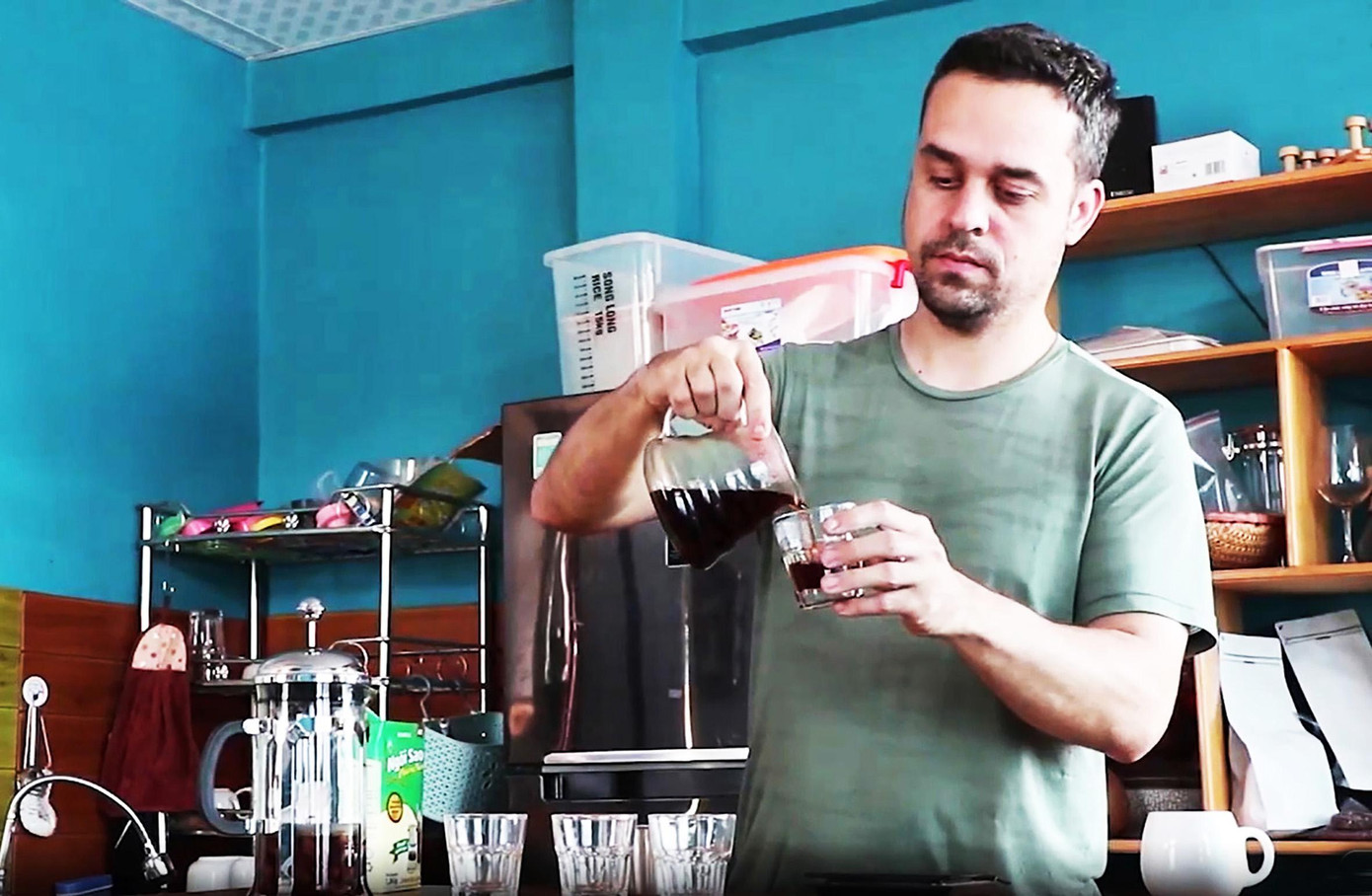 Anh Marian pha chế cà phê cho khách tham quan thưởng thức