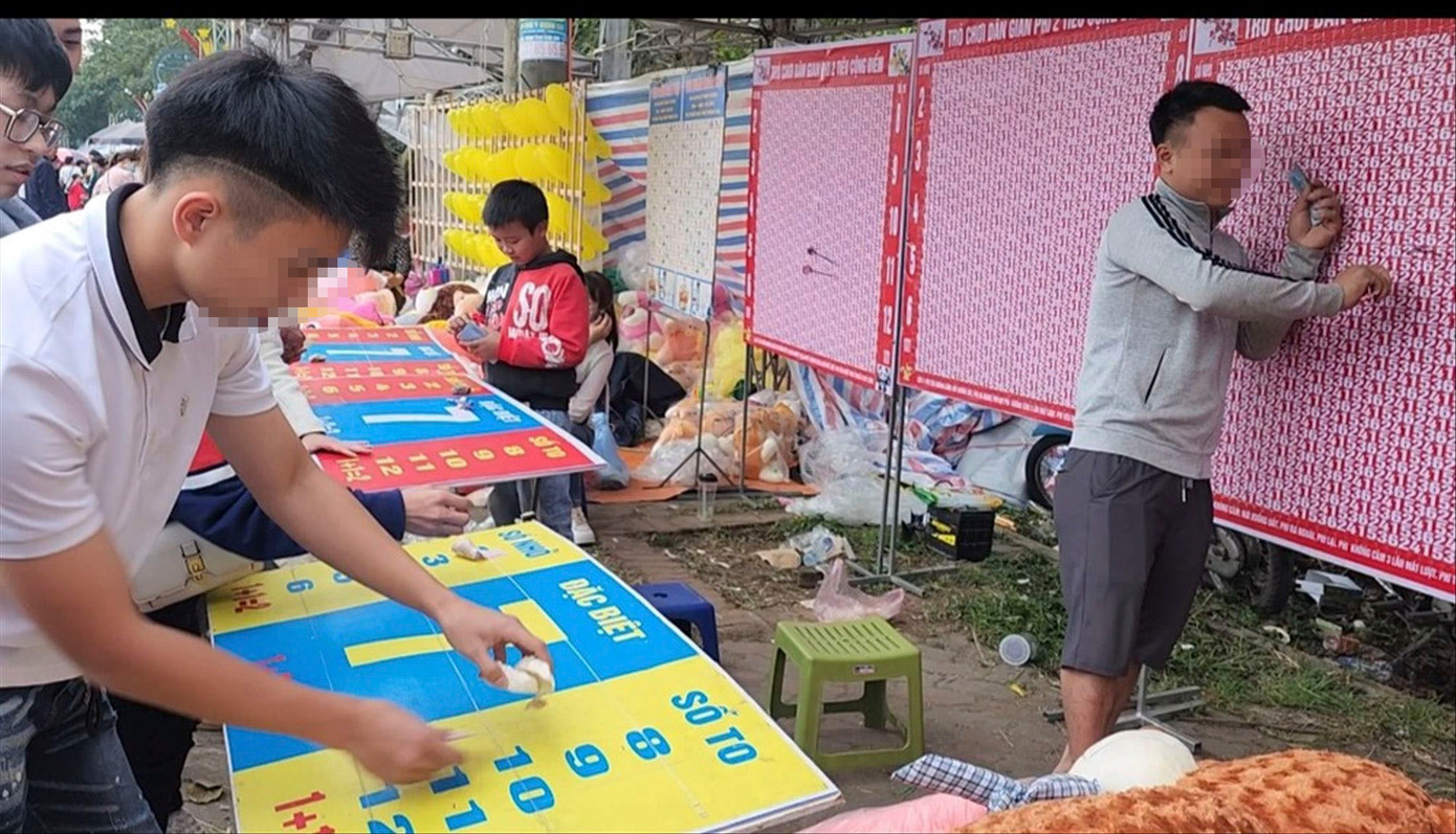 Cờ bạc trá hình tại Lễ hội Đền Gióng. Cờ bạc trá hình tại Lễ hội Đền Gióng.