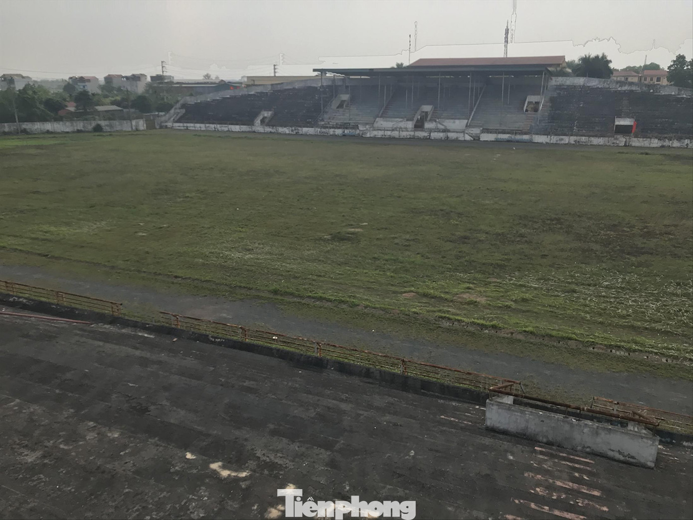 Sân vận động huyện Phúc Thọ xuống cấp nghiêm trọng. Ảnh: Trường Phong