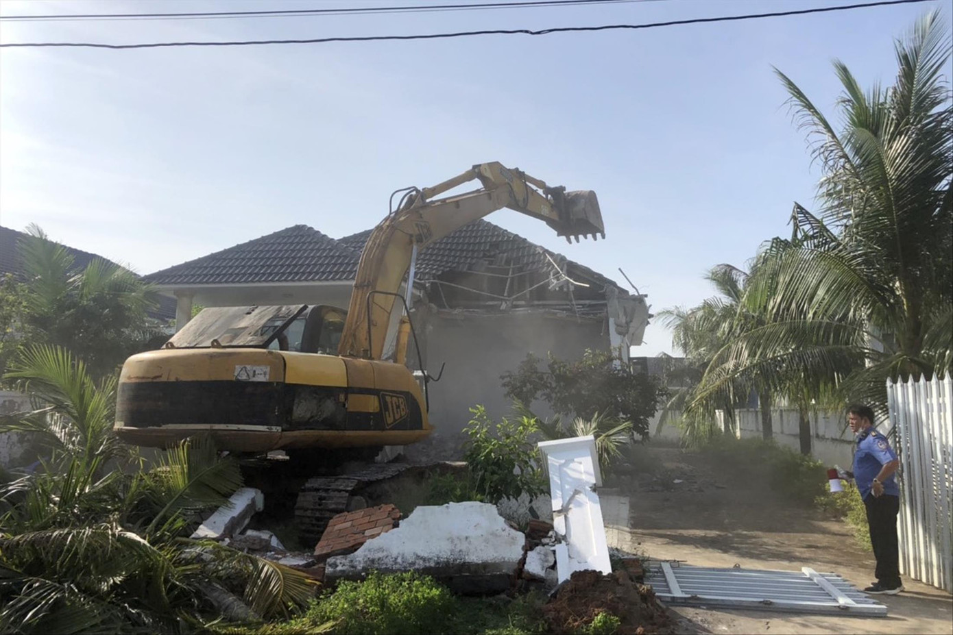 Thực hiện cưỡng chế phá dỡ 2/79 căn biệt thự xây dựng trái phép Thực hiện cưỡng chế phá dỡ 2/79 căn biệt thự xây dựng trái phép