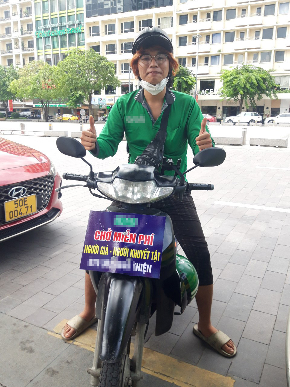 Bạn trẻ có tên Lê Minh Thiện sẵn sàng miễn phí xe ôm cho người già, người khuyết tật