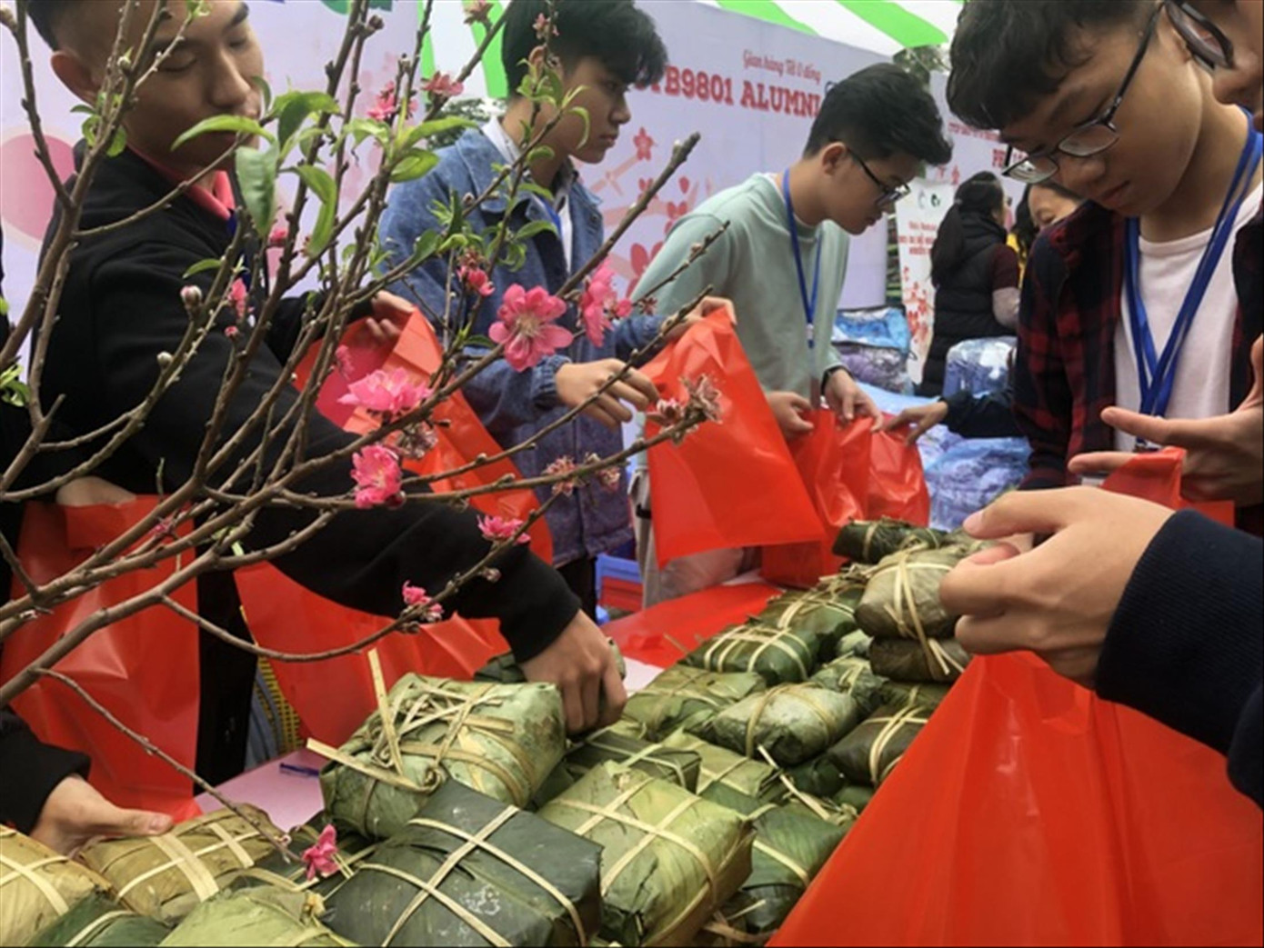 Học sinh Trường THCS – THPT Lương Thế Vinh gói bánh chưng gửi tặng học sinh miền núi