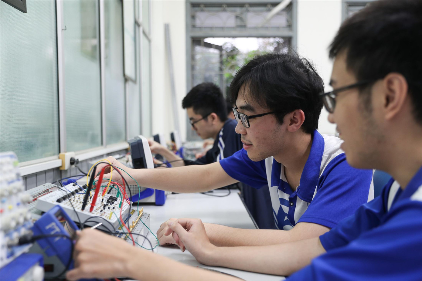 Sinh viên ĐHQGHN trong phòng thí nghiệm. Ảnh: NGHIÊM HUÊ