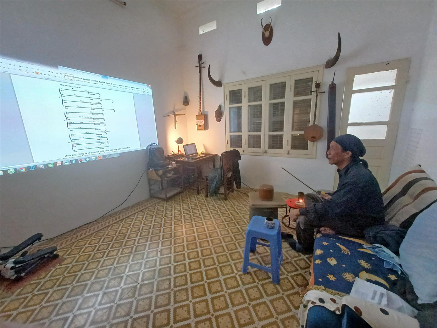 Tác giả Bùi Trọng Hiền thực hành đánh trống chầu theo sơ đồ đã được anh khái quát Ảnh: N.M.HÀ Tác giả Bùi Trọng Hiền thực hành đánh trống chầu theo sơ đồ đã được anh khái quát Ảnh: N.M.HÀ