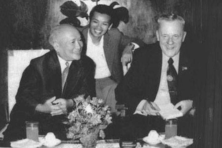 Chánh án TANDTC Phạm Văn Bạch tiếp Chánh án Tòa án tối cao Liên Xô Smiarnop. Người phiên dịch là ông Nguyễn Đình Lộc