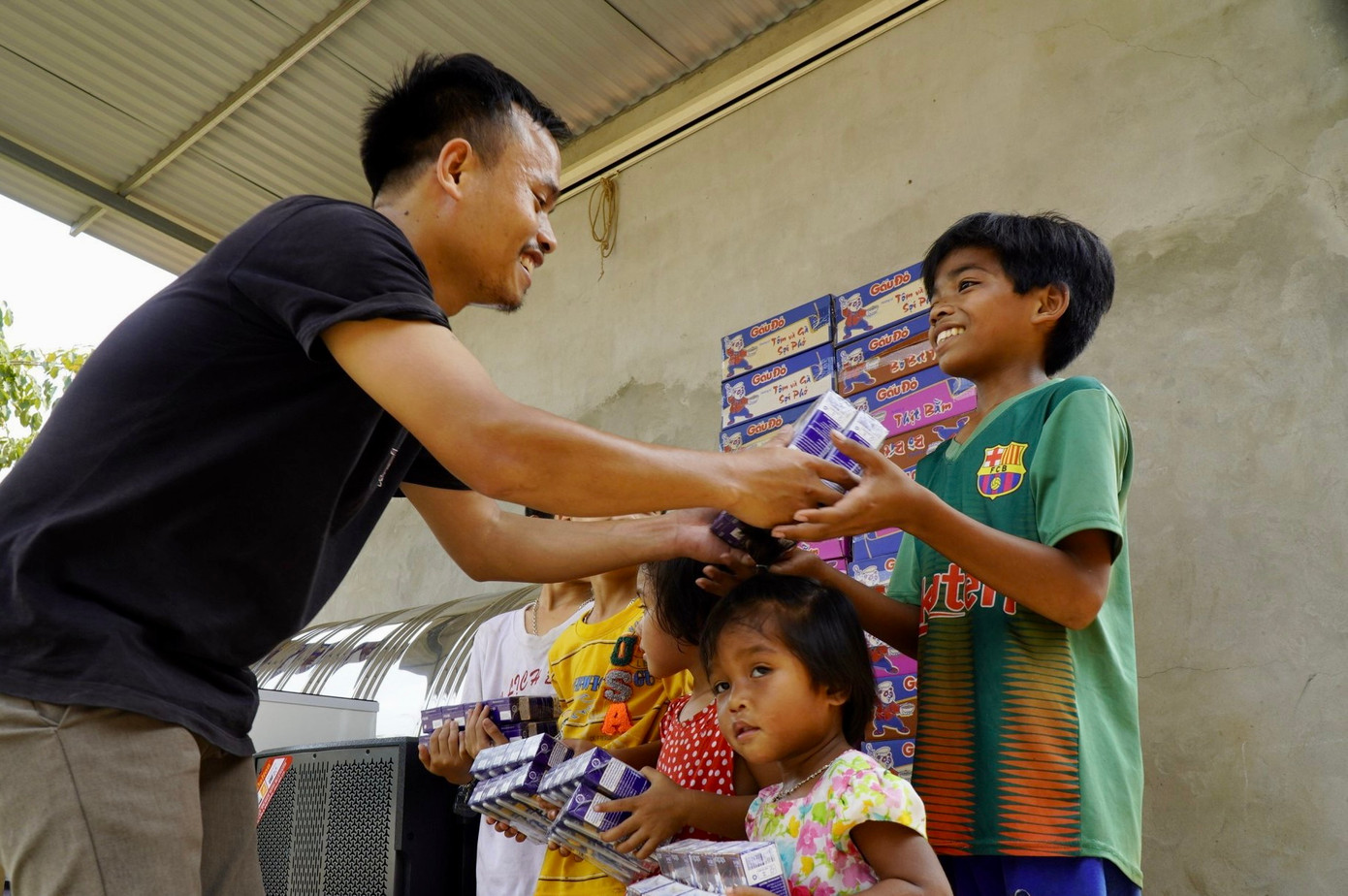 Hồ Tu Pông Ngởi tặng quà học sinh nghèo vùng Lìa