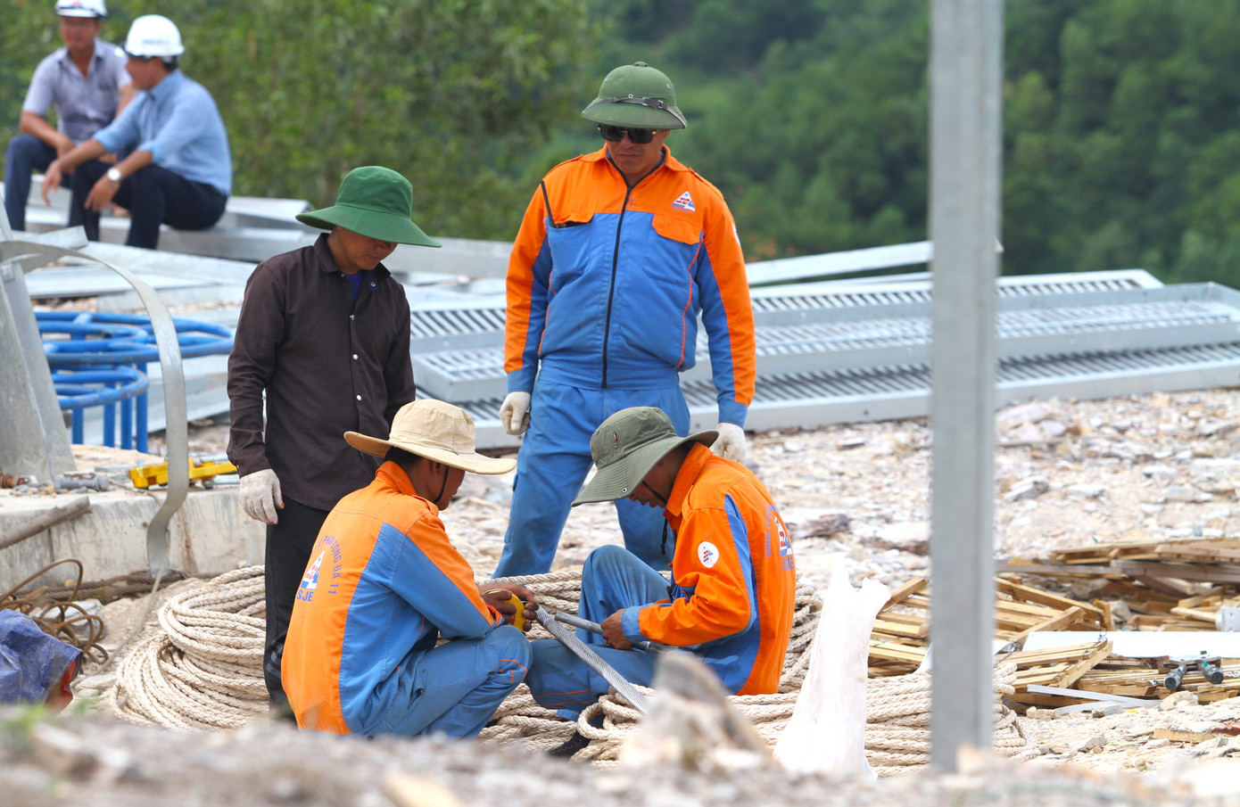 Những ngày cuối cùng trên công trường đường dây 500kV mạch 3 ở Nghệ An, các công nhân vẫn miệt mài, hăng say làm việc.
