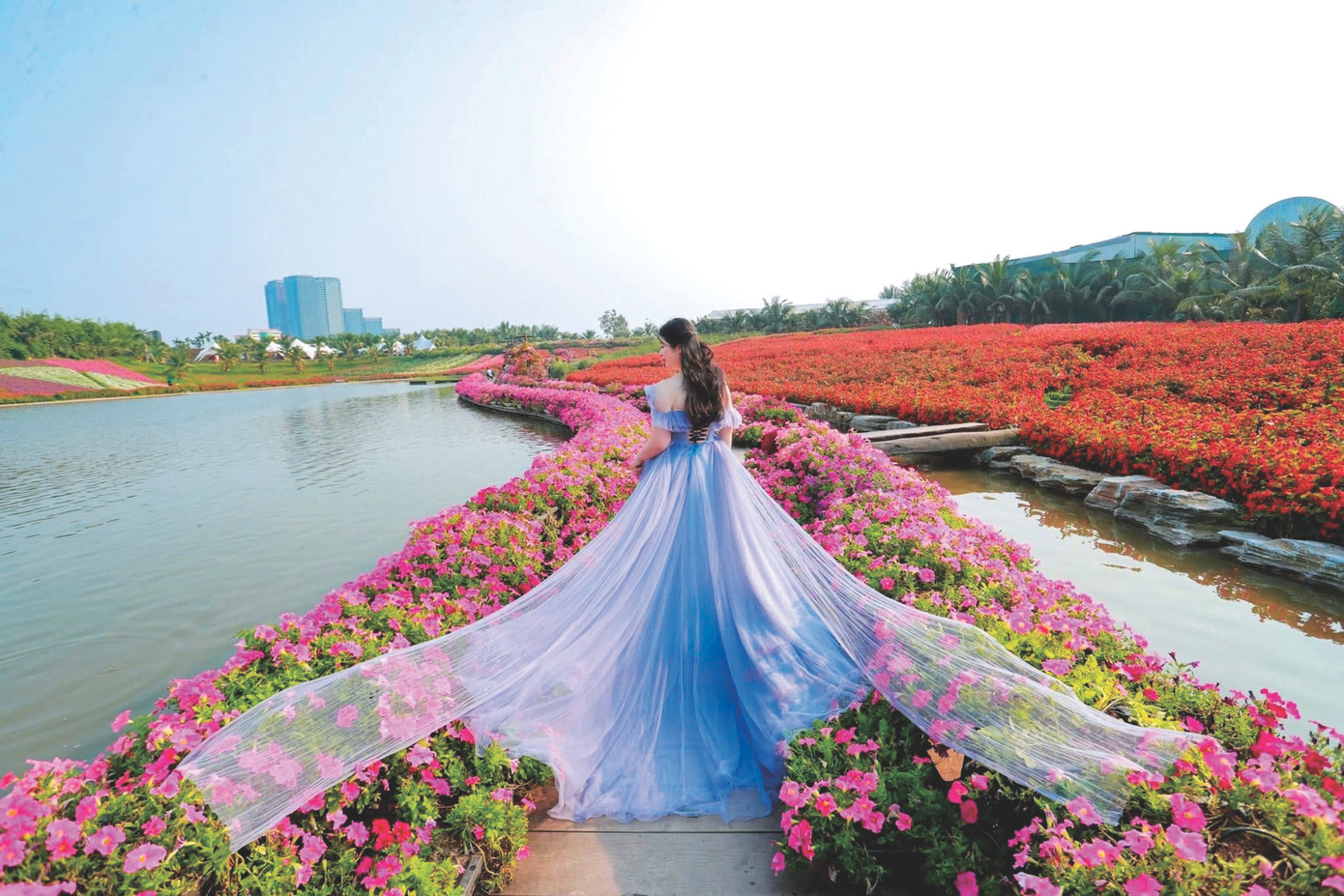 Thung lũng hoa Hồ Tây đang là địa điểm được nhiều bạn trẻ Hà thành “săn đón” - check in nhất là vào dịp cuối tuần Thung lũng hoa Hồ Tây đang là địa điểm được nhiều bạn trẻ Hà thành “săn đón” - check in nhất là vào dịp cuối tuần