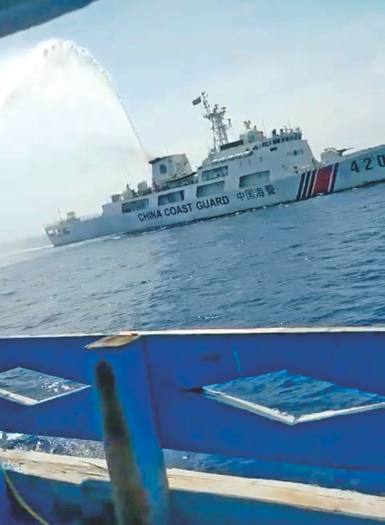 Tàu cá QNg 90495 TS của ngư dân Huỳnh Văn Hoanh bị tàu cảnh sát biển Trung Quốc áp sát, tấn công bằng vòi rồng Ảnh: Cắt từ clip của ngư dân Tàu cá QNg 90495 TS của ngư dân Huỳnh Văn Hoanh bị tàu cảnh sát biển Trung Quốc áp sát, tấn công bằng vòi rồng Ảnh: Cắt từ clip của ngư dân