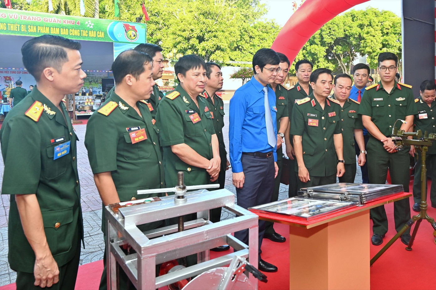 Bí thư thứ nhất T.Ư Đoàn Bùi Quang Huy và lãnh đạo Quân khu 4 tham quan các mô hình, sáng kiến tiêu biểu của tuổi trẻ Quân khu 4, giai đoạn 2017-2022 Bí thư thứ nhất T.Ư Đoàn Bùi Quang Huy và lãnh đạo Quân khu 4 tham quan các mô hình, sáng kiến tiêu biểu của tuổi trẻ Quân khu 4, giai đoạn 2017-2022