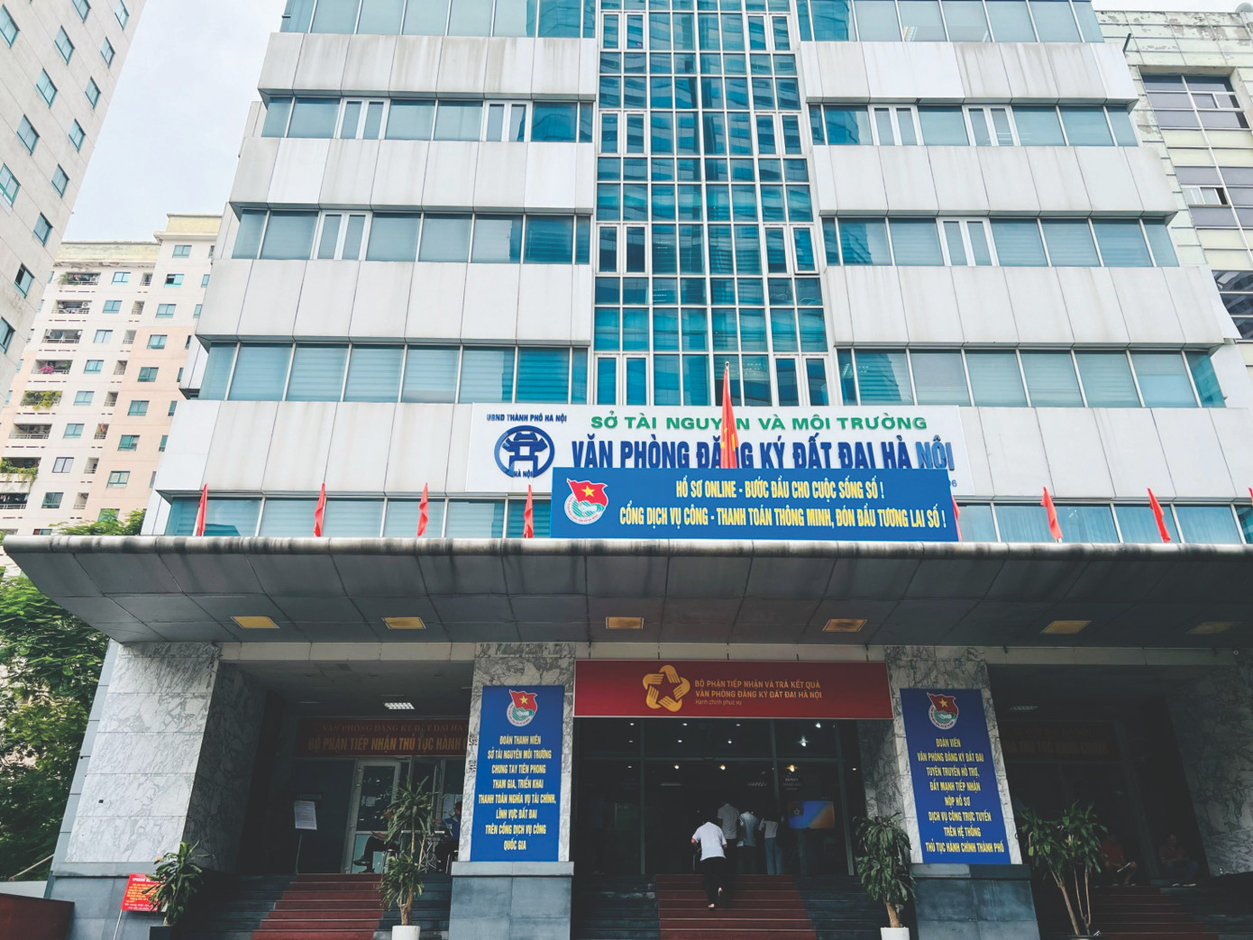 Việc triển khai thanh toán trực tuyến khi nộp hồ sơ TTHC trên Cổng dịch vụ công giúp Văn phòng Đăng ký đất đai Hà Nội xử lý hiệu quả hồ sơ đất đai, tạo thuận lợi cho người dân và doanh nghiệp