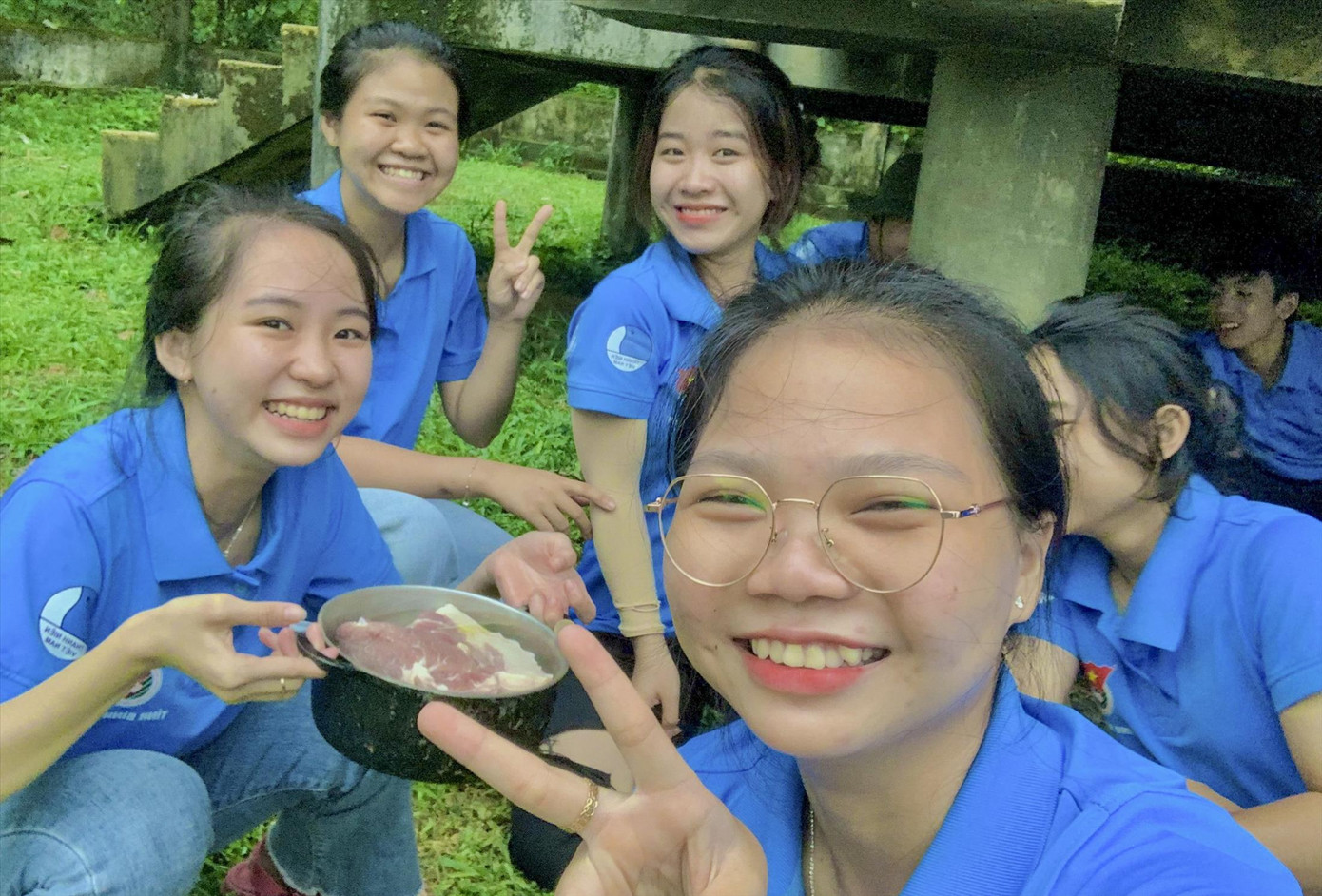 Bạn Đặng Thị Ái (đeo kính) cùng các bạn sinh viên trong chiến dịch “Mùa hè xanh” ở xã vùng cao An Nghĩa (huyện miền núi An Lão, Bình Định). Ảnh: NVCC Bạn Đặng Thị Ái (đeo kính) cùng các bạn sinh viên trong chiến dịch “Mùa hè xanh” ở xã vùng cao An Nghĩa (huyện miền núi An Lão, Bình Định). Ảnh: NVCC