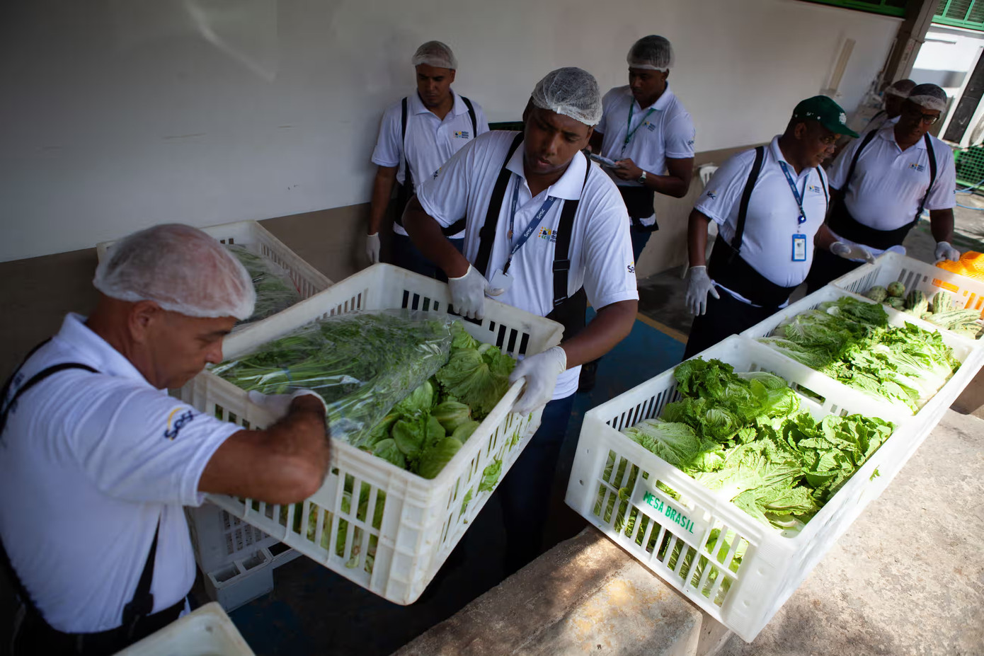 Thực phẩm được đóng gói tại Sesc Mesa Brasil để quyên góp cho các bếp cộng đồng