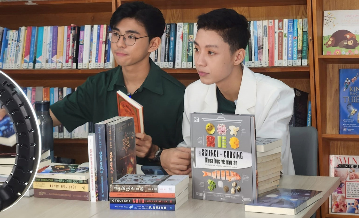 Hai MC quen thuộc của chương trình Nguyễn Quốc Gia Bảo và Trần Đại Chính.