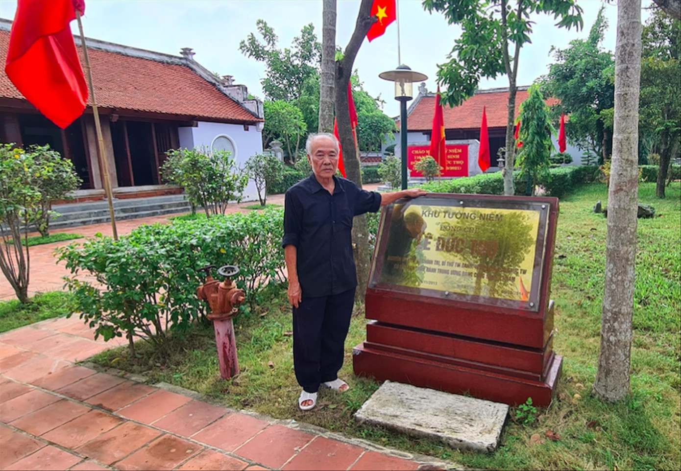 Ông Phan Đình Đẩu trước bia tưởng niệm của dòng họ Phan thôn Địch Lễ