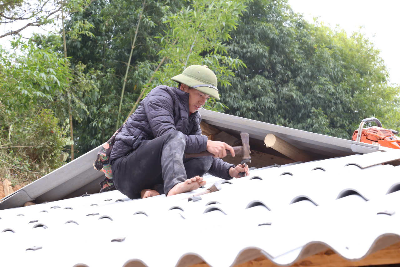 Người dân bản Háng Á cùng chung tay giúp đỡ các gia đình xóa nhà tạm, nhà dột nát