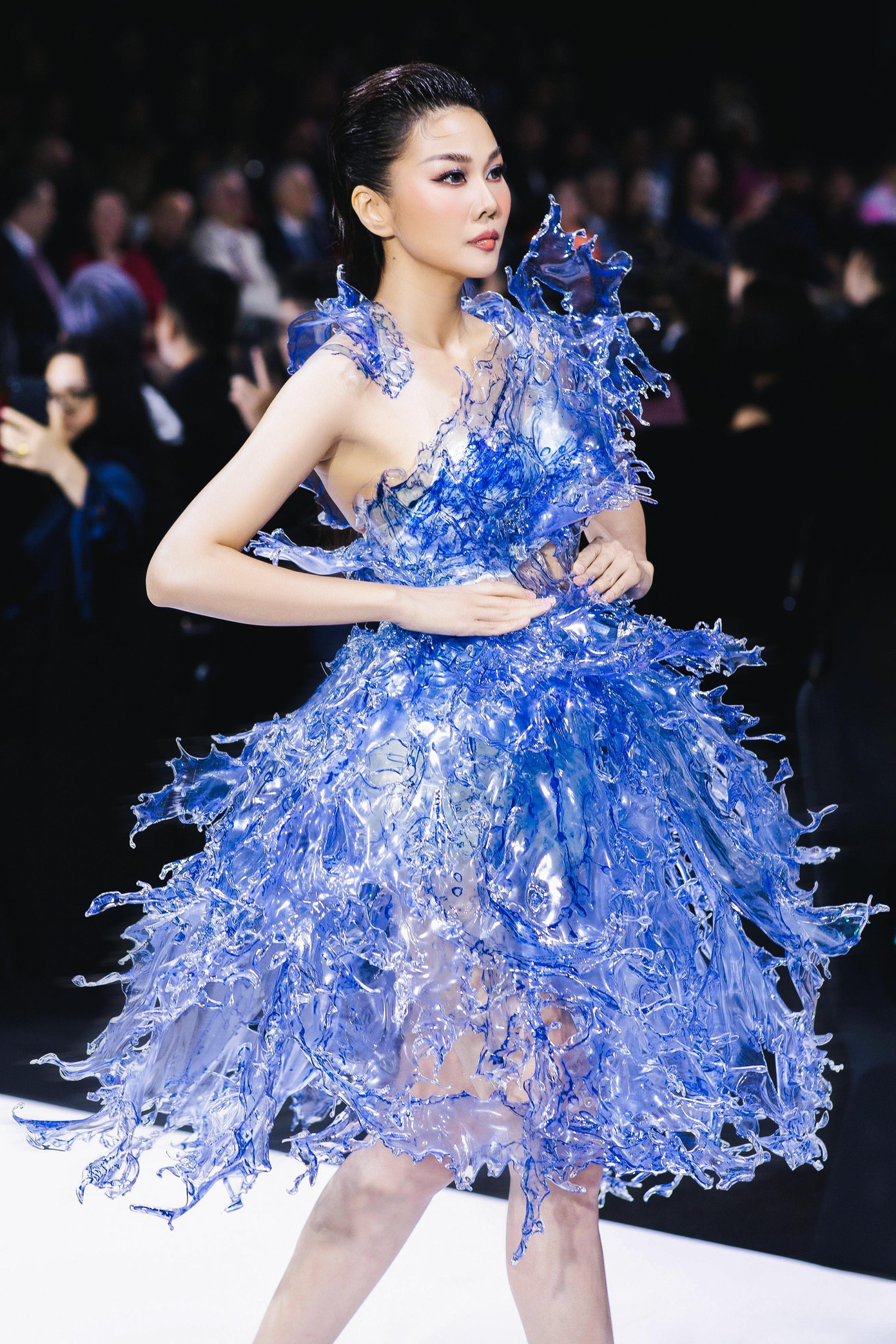 Thanh Hằng diện váy bằng nhựa tái chế