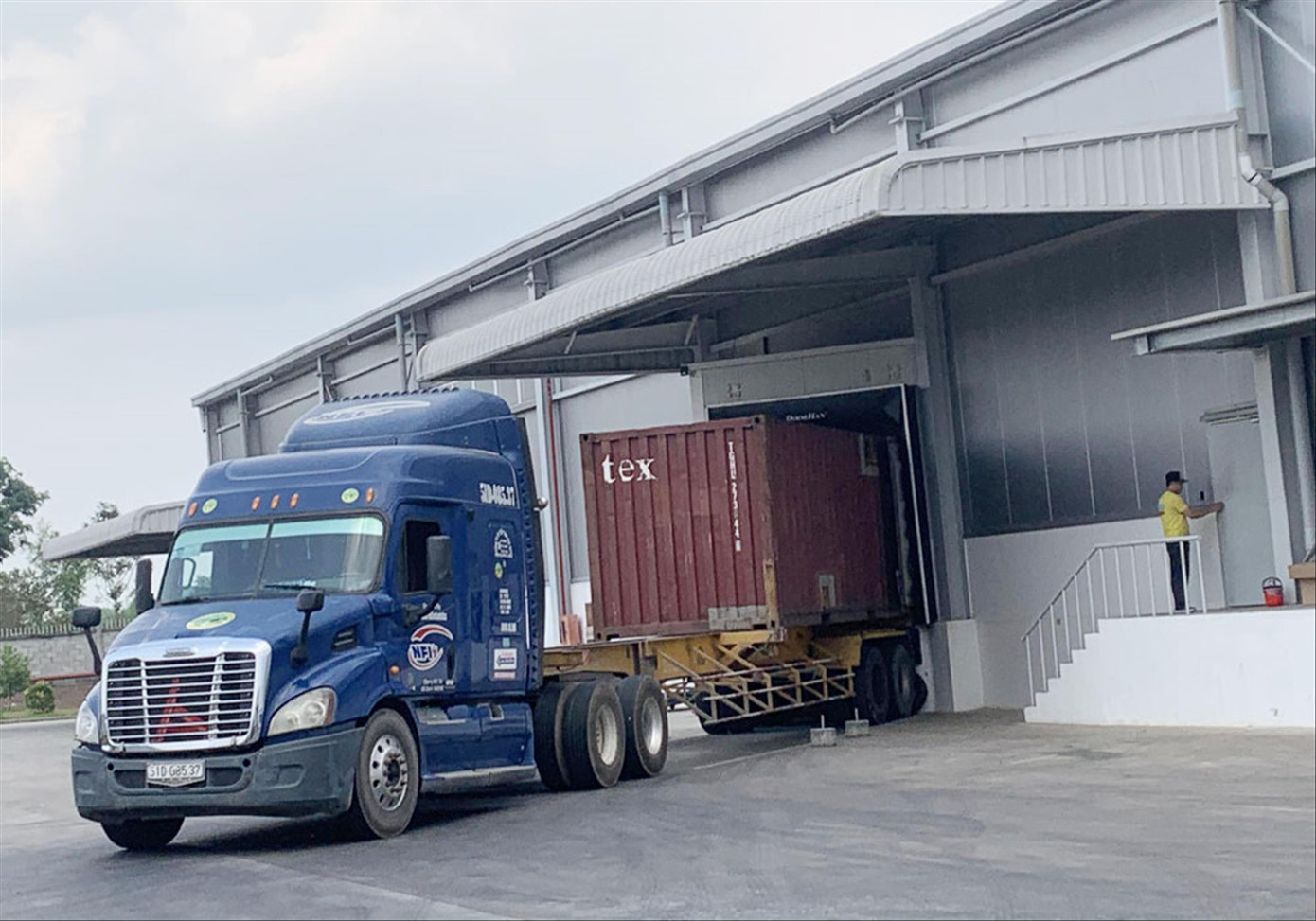 Một doanh nghiệp vận tải ở TPHCM cho biết họ lao đao vì giá xăng dầu tăng cao. Ảnh: Hương Chi Một doanh nghiệp vận tải ở TPHCM cho biết họ lao đao vì giá xăng dầu tăng cao. Ảnh: Hương Chi