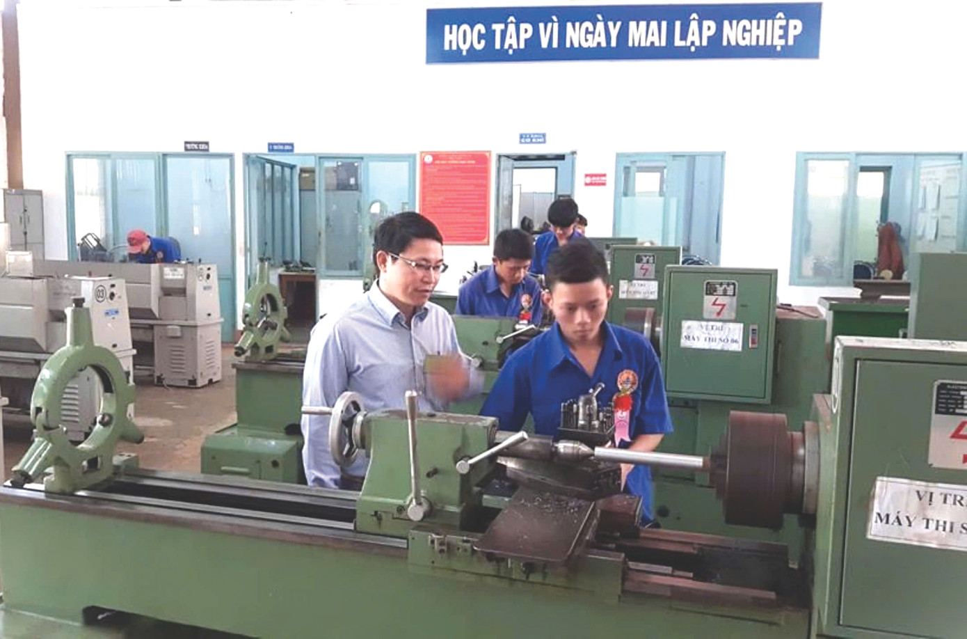 Học viên được tham gia thực hành trên máy móc