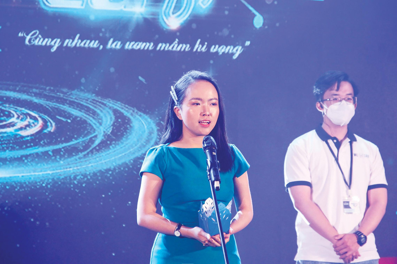 Chị Lê Hoàng Ngân tự tin trên sân khấu đêm nhạc gây quỹ cho con em bệnh nhân ung thư “Chúng ta hát ca” Ảnh: Giang Thanh