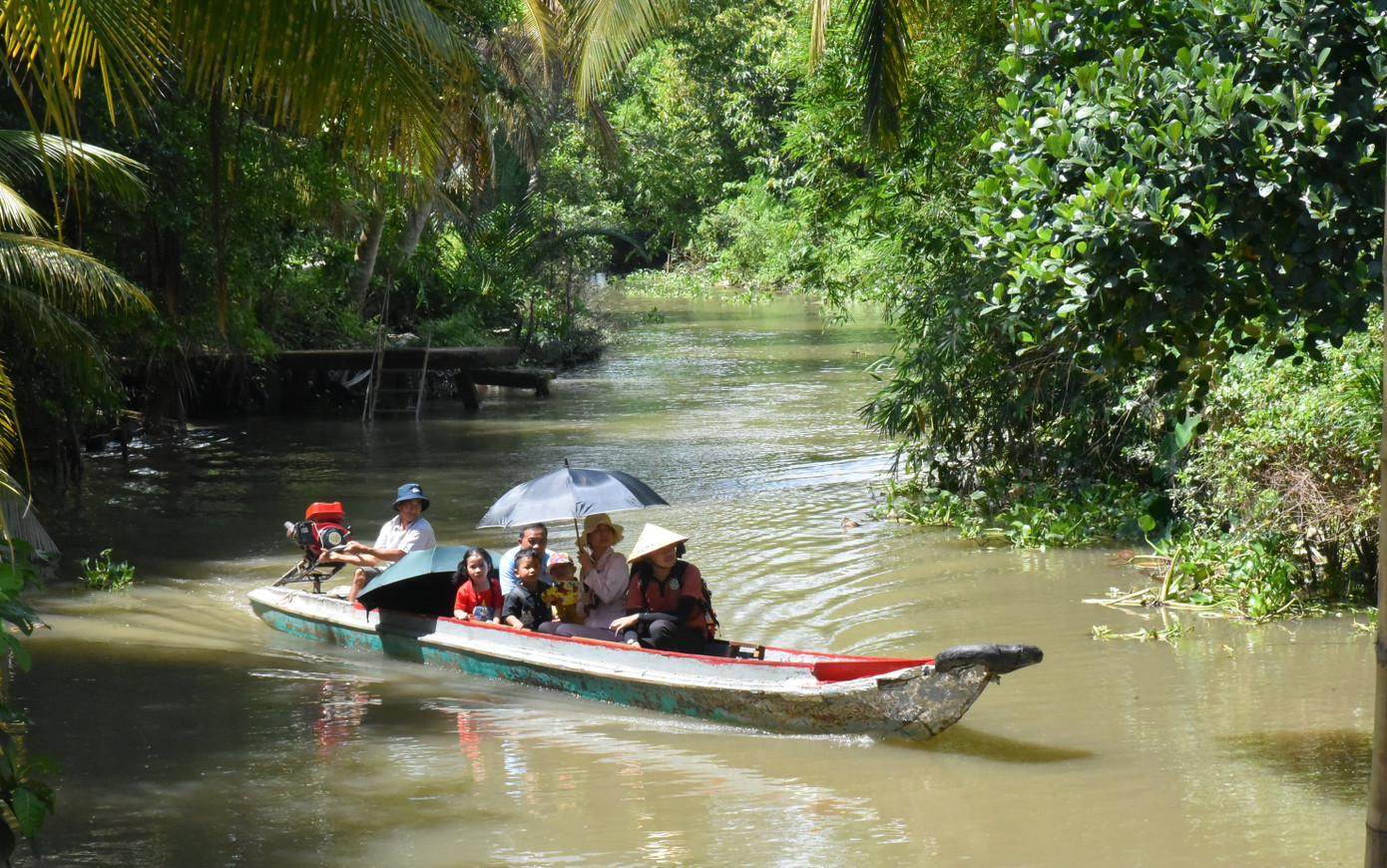 Khách du lịch tham quan cồn Sơn Ảnh: HÒA HỘI