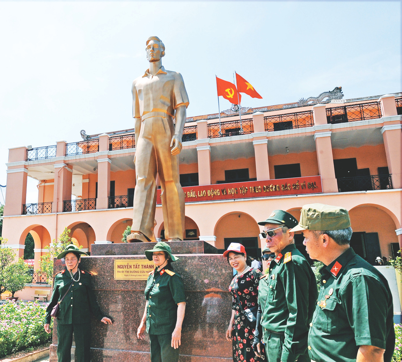 Các cựu chiến binh tỉnh Phú Thọ thăm bến Nhà Rồng tháng 4/2025 Ảnh: Nguyên Anh