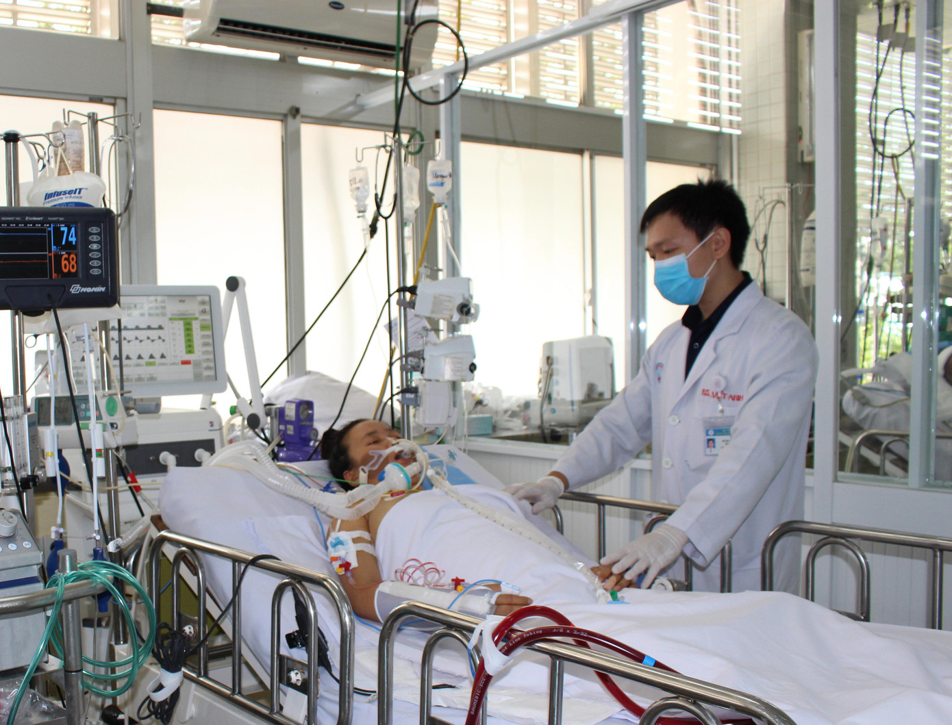 Trong khi rất nhiều cán bộ, nhân viên ngành y đã bỏ nghề, không ít người vẫn tận tụy chăm sóc bệnh nhân ở bệnh viện công Ảnh: PV Trong khi rất nhiều cán bộ, nhân viên ngành y đã bỏ nghề, không ít người vẫn tận tụy chăm sóc bệnh nhân ở bệnh viện công Ảnh: PV