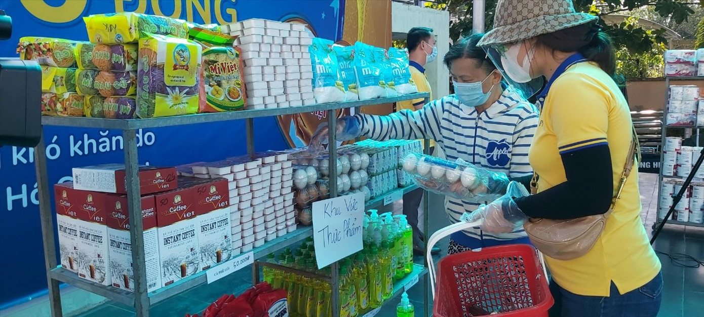 Người nghèo cảm thấy ấm lòng khi đến mua sắm miễn phí tại các phiên chợ Người nghèo cảm thấy ấm lòng khi đến mua sắm miễn phí tại các phiên chợ