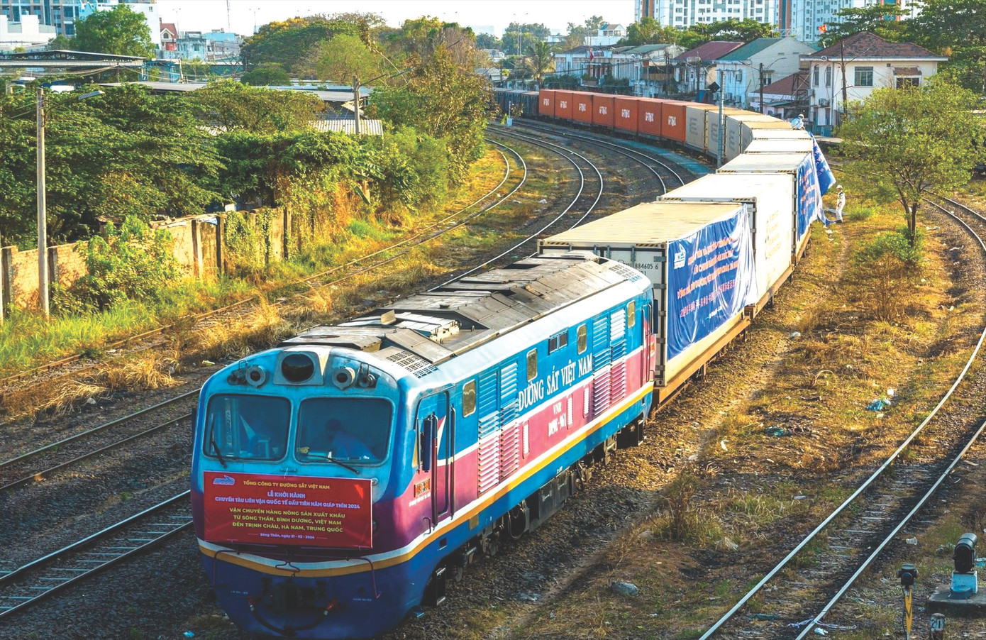 Chuyến tàu liên vận chở hàng từ ga Sóng Thần đi Trung Quốc Ảnh: H.C Chuyến tàu liên vận chở hàng từ ga Sóng Thần đi Trung Quốc Ảnh: H.C