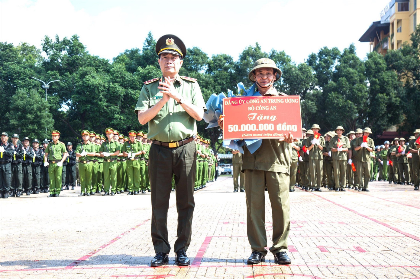 Lãnh đạo Bộ Công an tặng quà cho lực lượng tham gia bảo vệ ANTT ở cơ sở của tỉnh Đắk Lắk