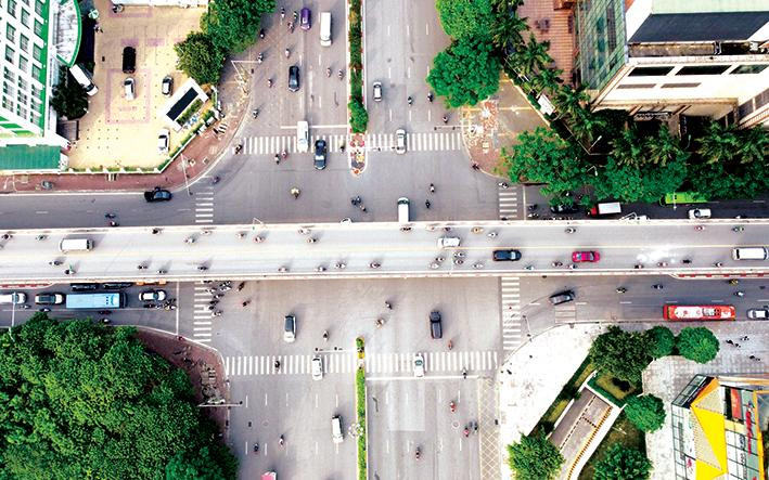 Tuy nhiên với giải pháp tổ chức giao thông theo hướng cấm phương tiện rẽ trái, quay đầu tại nút đi hướng Vành đai 3 - Nguyễn Chí Thanh và ngược lại từ 18/6 vừa qua, nút giao Trần Duy Hưng - Hoàng Minh Giám - Nguyễn Chánh đã giảm ùn tắc, xung đột giao thông