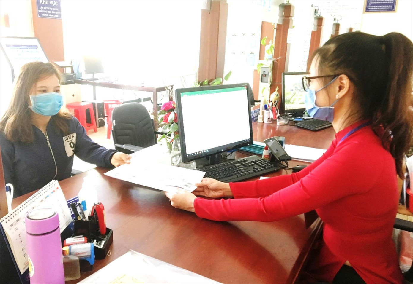 Người dân đến làm thủ tục hành chính tại UBND TP Thủ Dầu Một - Bình Dương Ảnh HC Người dân đến làm thủ tục hành chính tại UBND TP Thủ Dầu Một - Bình Dương Ảnh HC