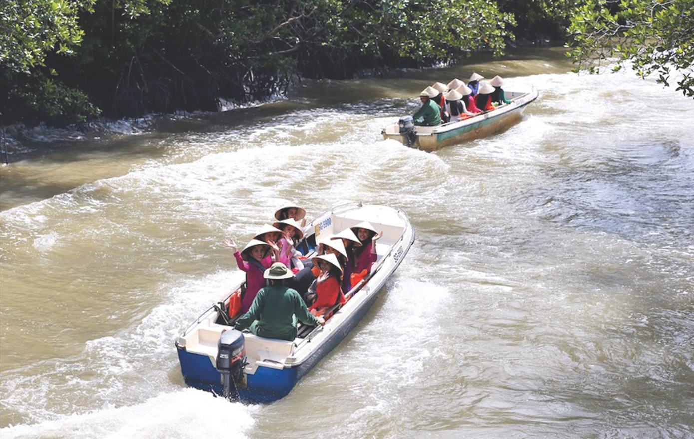 Du khách tham gia tua sinh thái Cần Giờ Du khách tham gia tua sinh thái Cần Giờ