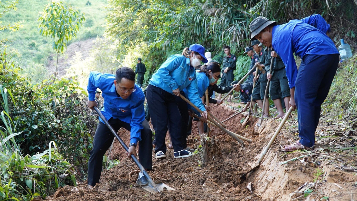 Tuổi trẻ Quảng Nam làm đường ở xã biên giới Tr’Hy, huyện Tây Giang Tuổi trẻ Quảng Nam làm đường ở xã biên giới Tr’Hy, huyện Tây Giang