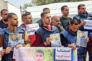 Các nhà báo biểu tình phản đối vụ không kích gây ra cái chết của hai phóng viên Hussam Shabat và Muhammad Mansour.