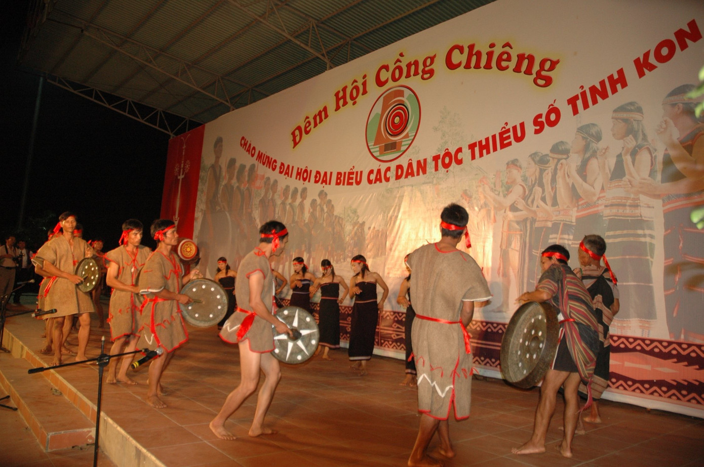 Trang phục vỏ cây trong lễ hội Cồng chiêng Trang phục vỏ cây trong lễ hội Cồng chiêng