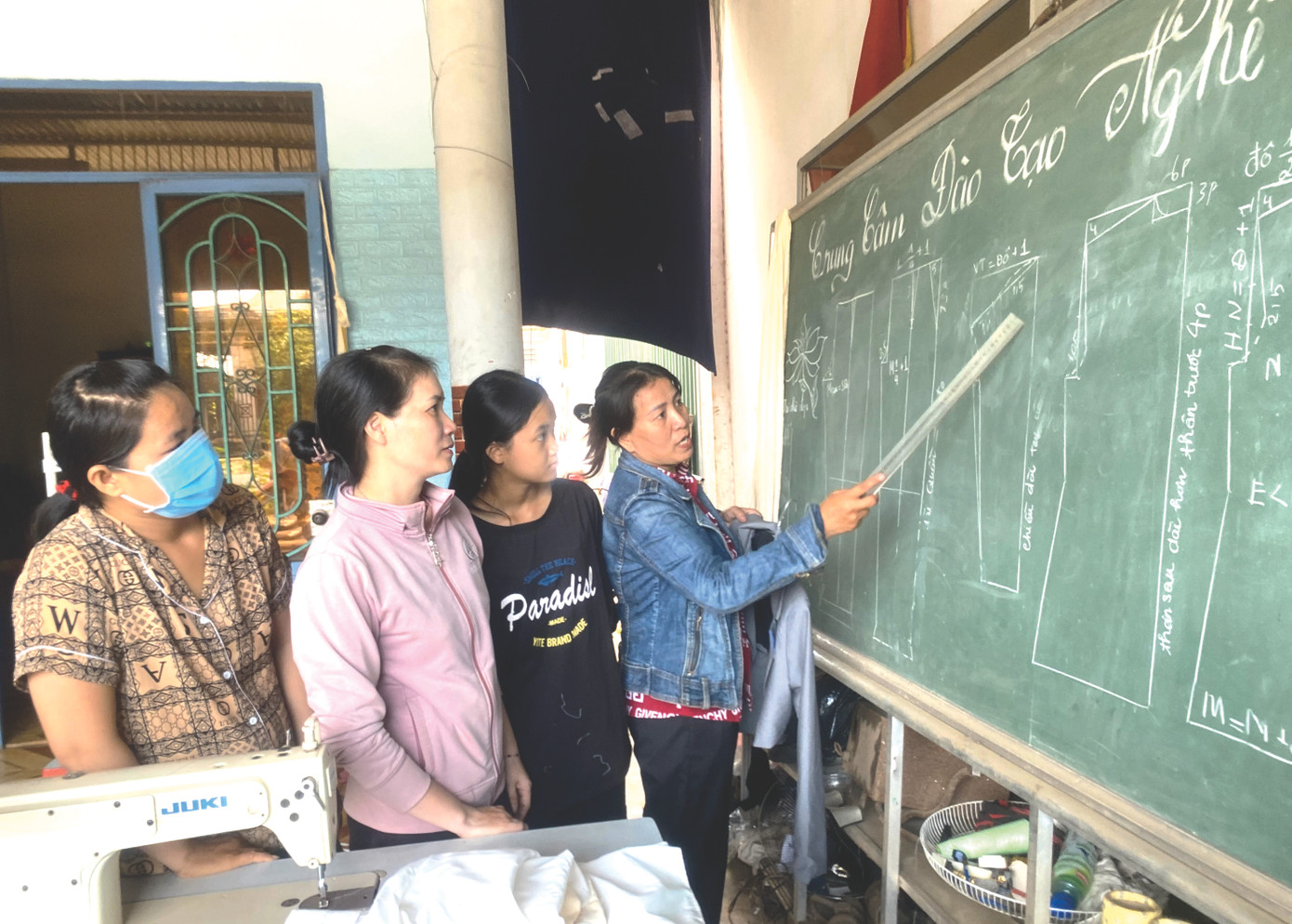 Một khoá dạy cắt may cơ bản cho chị em phụ nữ