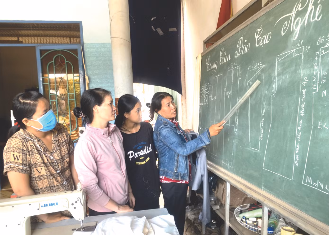 Một khoá dạy cắt may cơ bản cho chị em phụ nữ