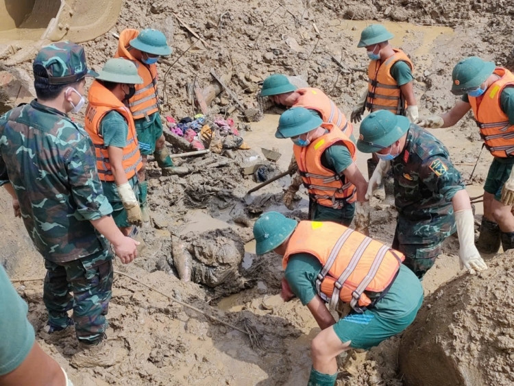 Các chiến sĩ Trung đoàn 98 dầm mình dưới bùn nhiều ngày tìm kiếm người mất tích tại Làng Nủ