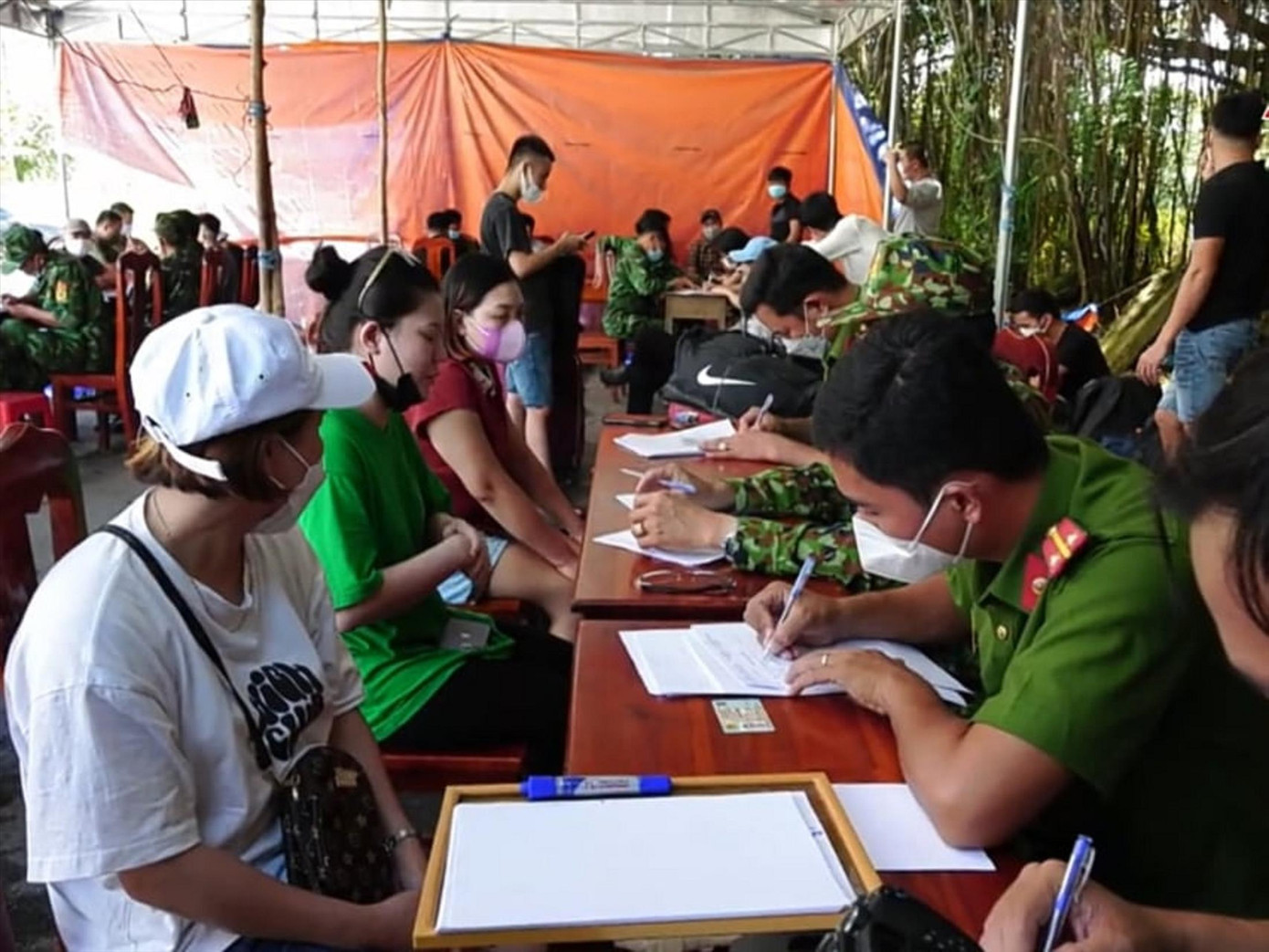 Cơ quan chức năng làm việc với những người xin nhập cảnh về Việt Nam tại cửa khẩu Mộc Bài, tỉnh Tây Ninh Ảnh: P.V Cơ quan chức năng làm việc với những người xin nhập cảnh về Việt Nam tại cửa khẩu Mộc Bài, tỉnh Tây Ninh Ảnh: P.V