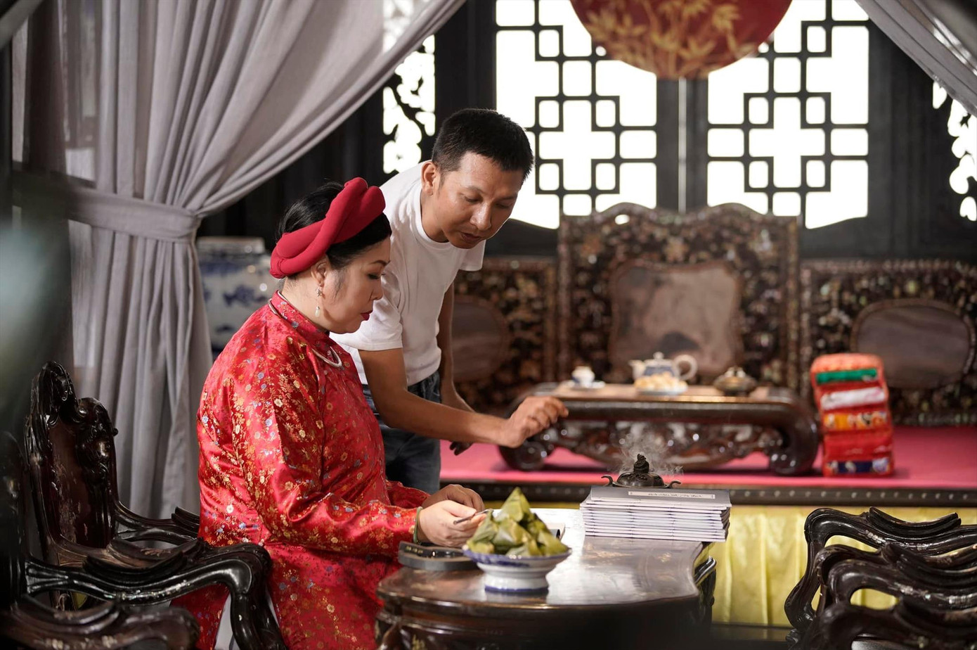 Đạo diễn Huỳnh Tuấn Anh và NSND Hồng Vân tập luyện cảnh mài mực, viết bút lông trong phim Phượng khấu Ảnh: ĐLPCC