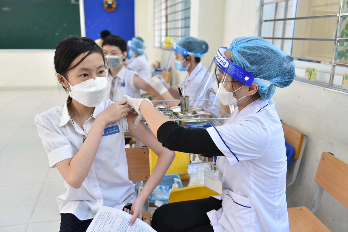 Tiêm vắc xin phòng covid-19 cho học sinh trường THCS Lê Ngọc Hân (Hà Nội) Ảnh: Như ý